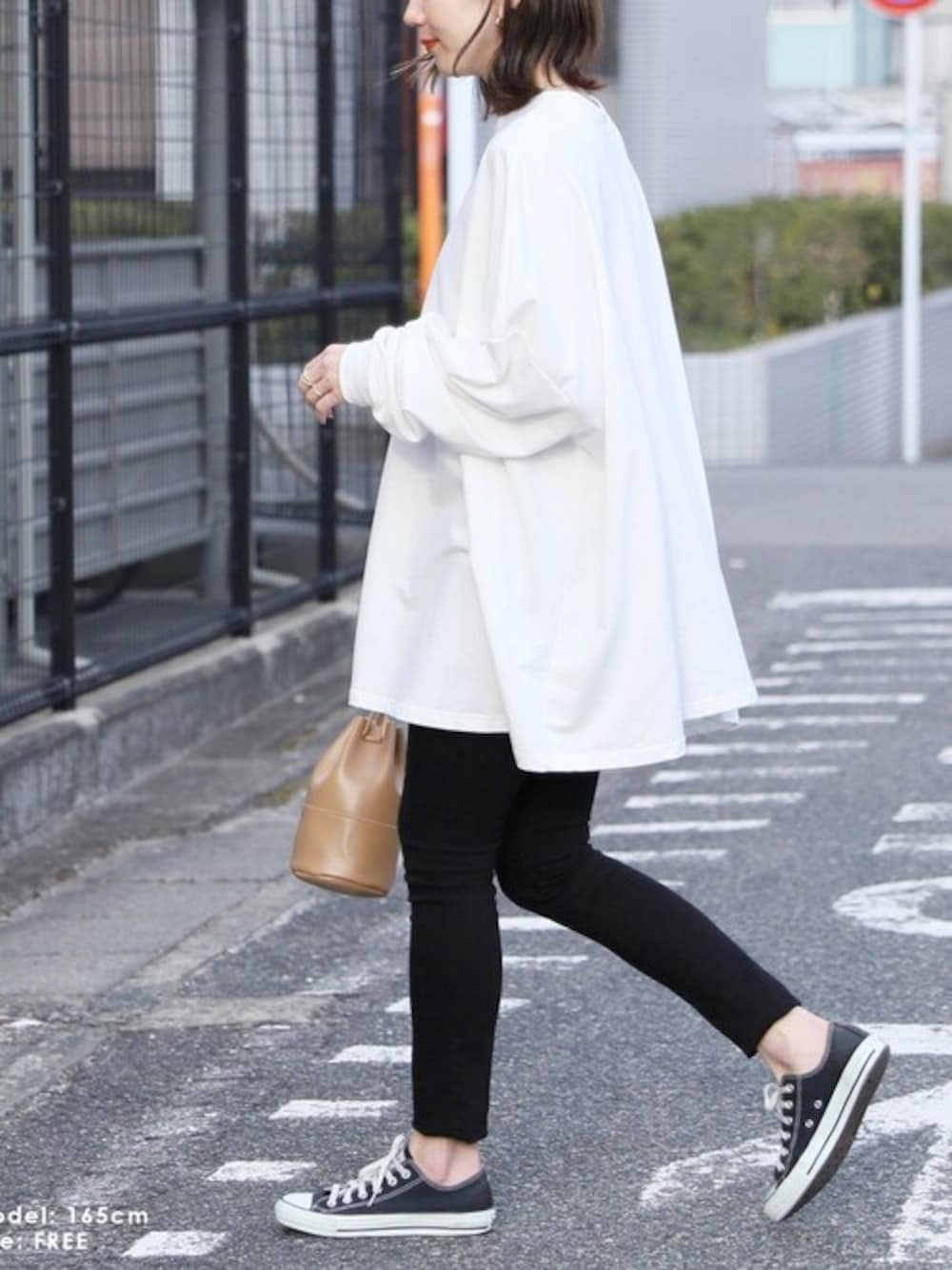 ホワイト系のスウェットを着用したレディースの冬コーディネートの1枚目の写真