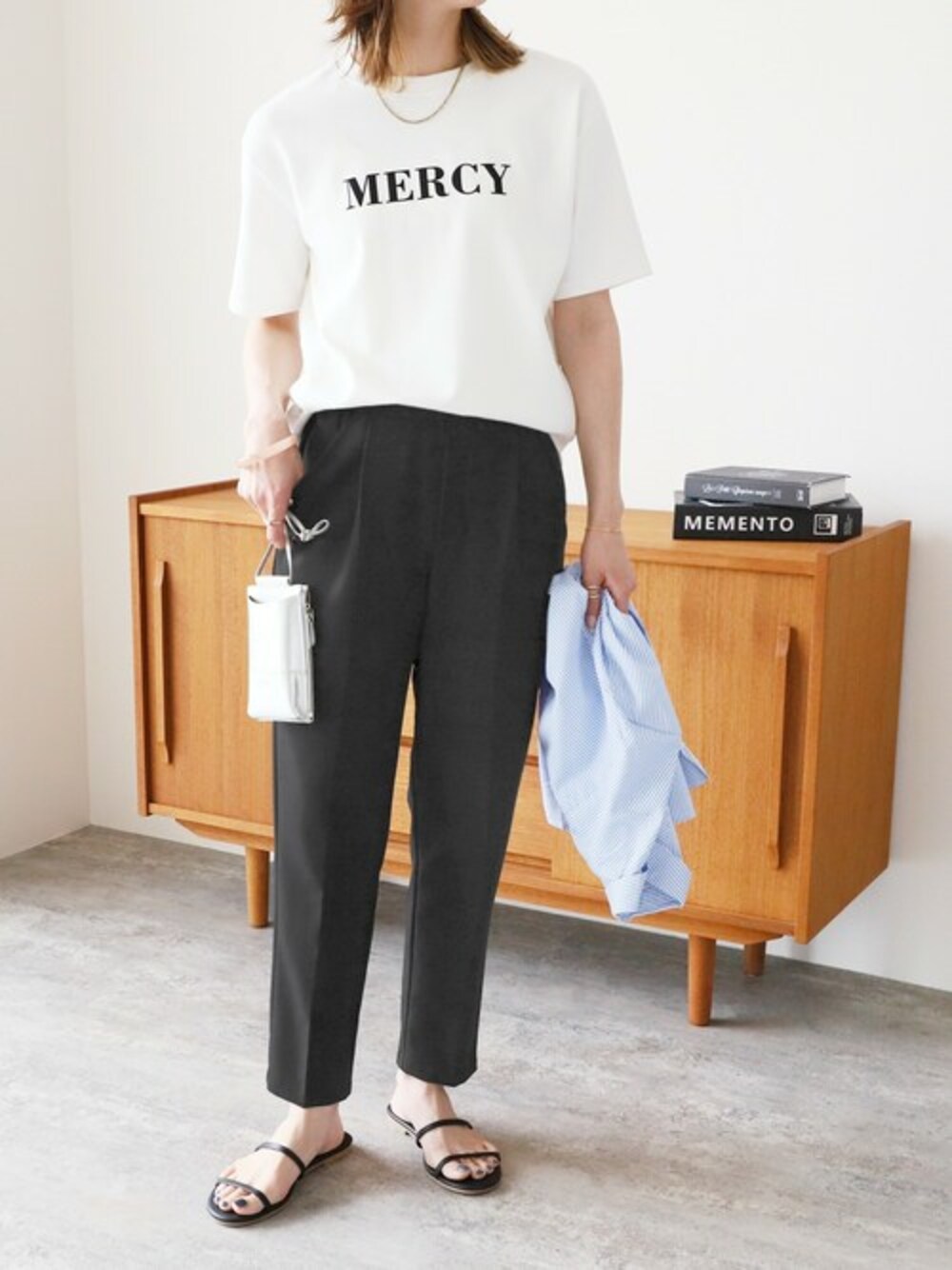 ブラック系のその他パンツ、ホワイト系のTシャツ/カットソーを着用したレディースの春コーディネートの1枚目の写真