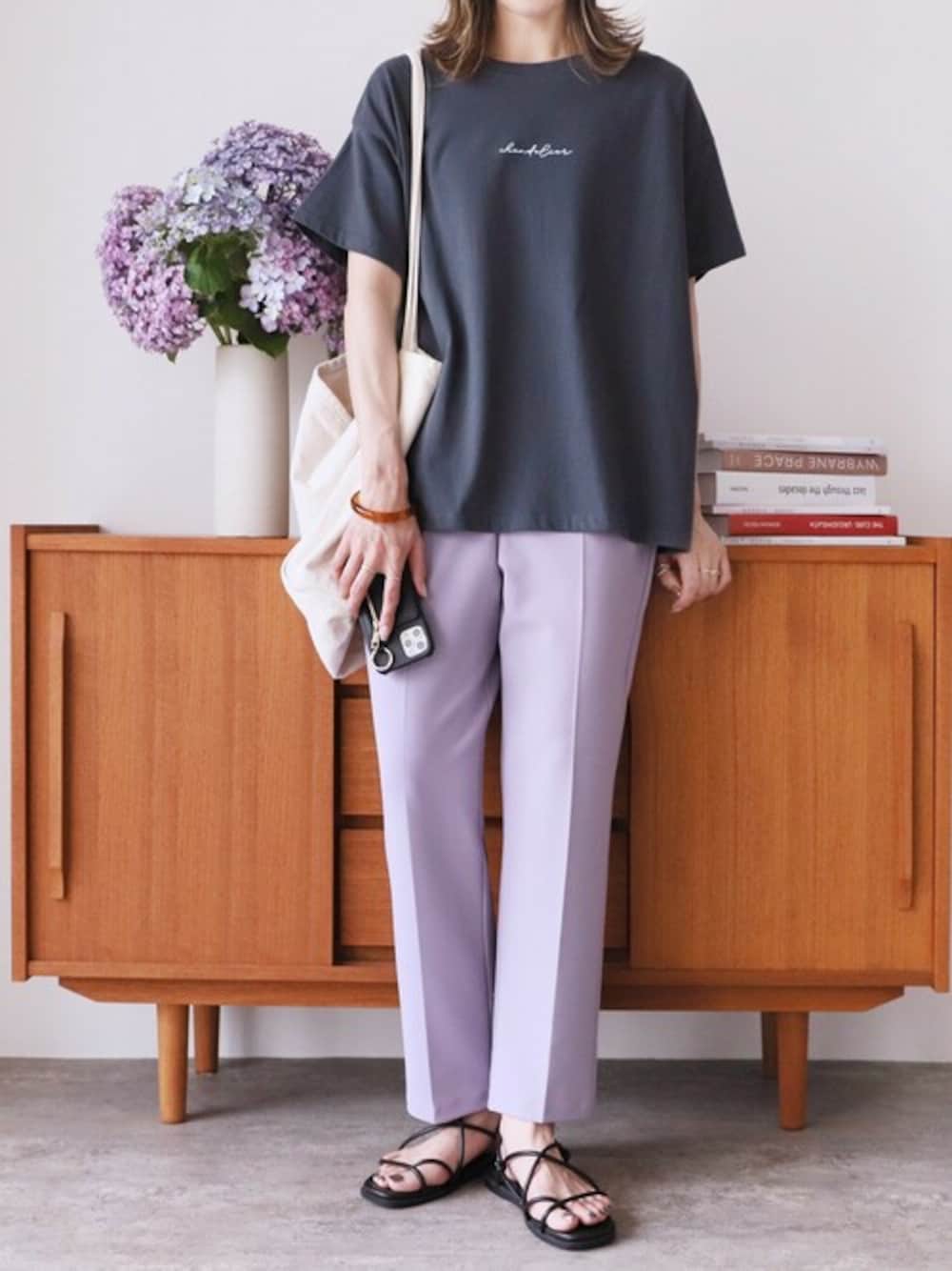 パープル系のスラックス、グレー系のTシャツ/カットソーを着用したレディースの夏コーディネートの1枚目の写真