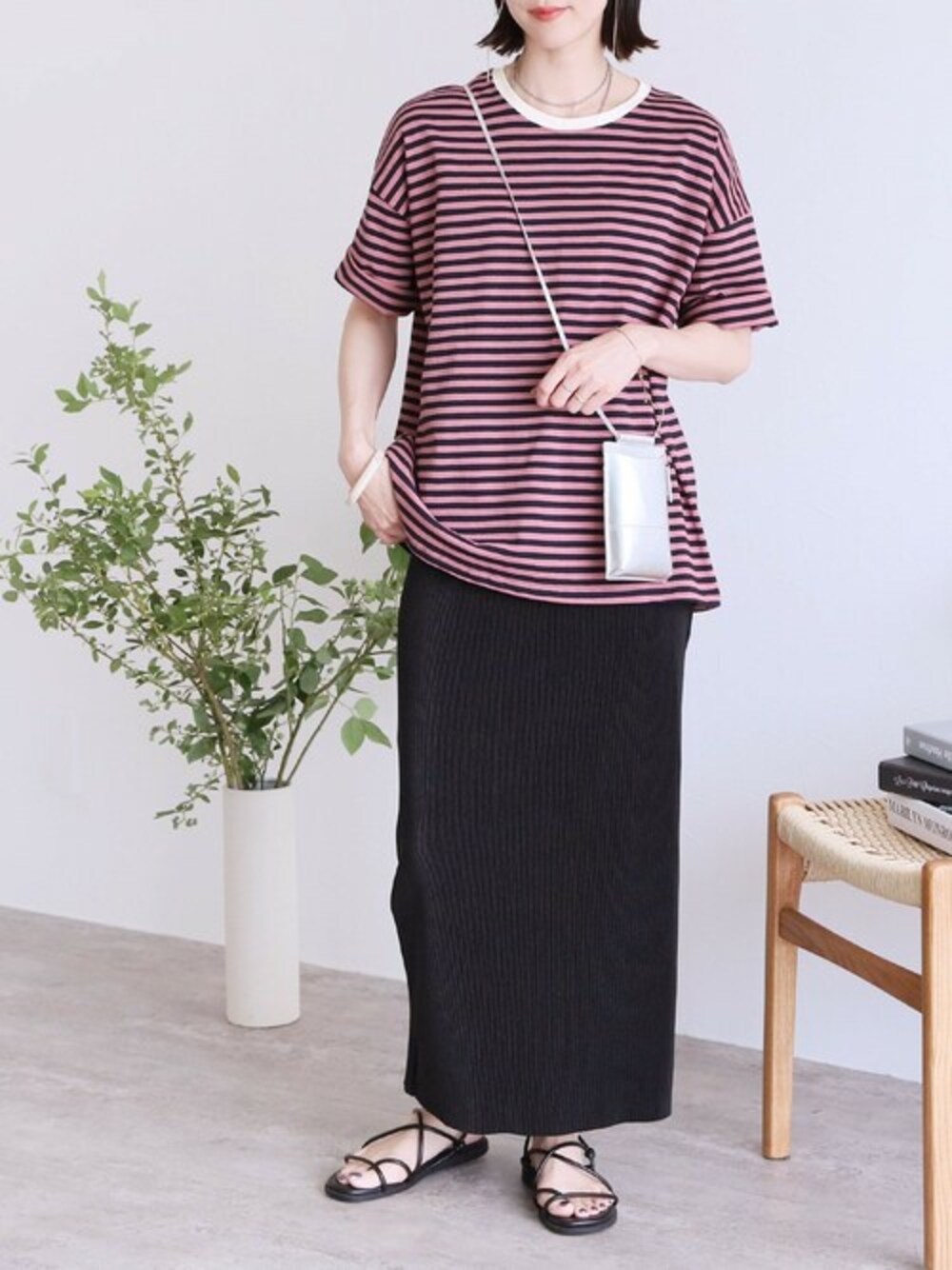 ピンク系のTシャツ/カットソーを着用したレディースの夏コーディネートの1枚目の写真