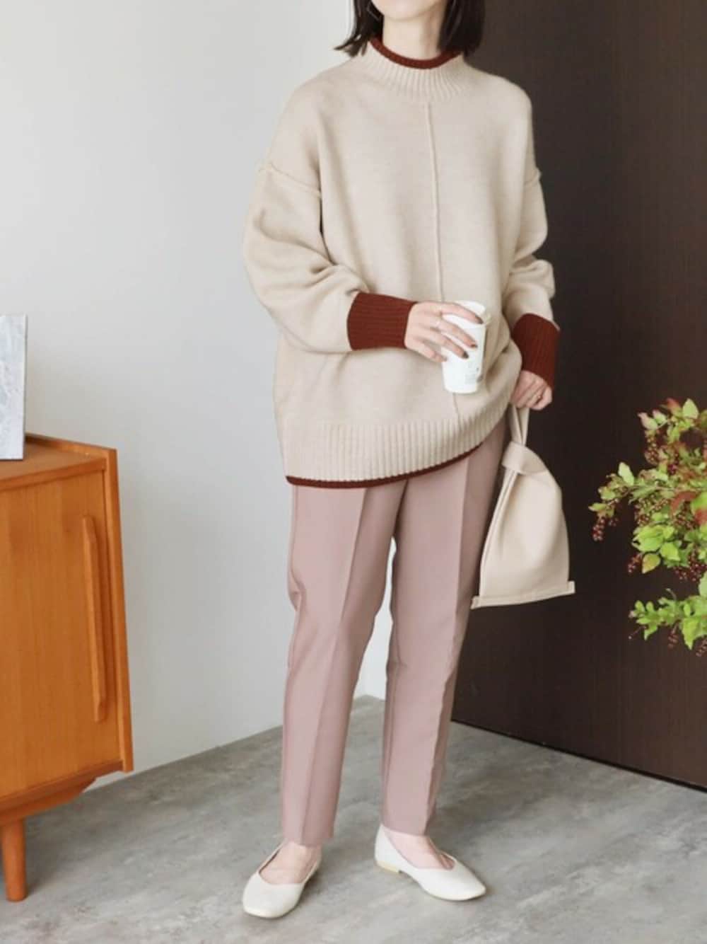 ベージュ系のニット/セーターを着用したレディースの夏コーディネートの1枚目の写真