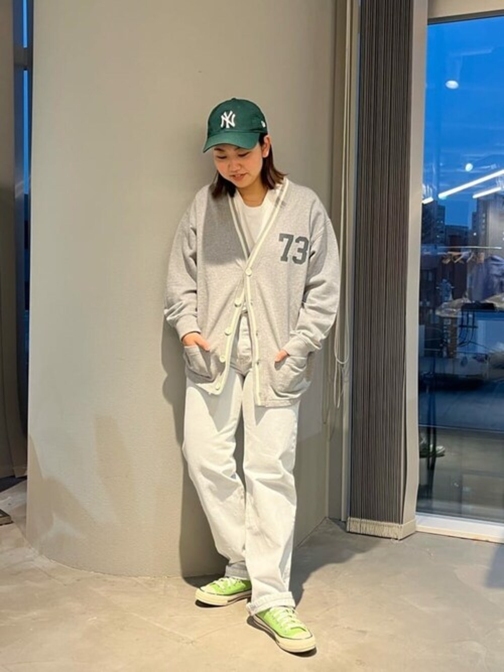 「カーディガン、デニム、リーバイス、デニムパンツ、Levi's、春コーデ、白Tシャツ」｜「Levi'sの【OtonaMUSE 4月号掲載】Levi's/リーバイス 501(R)'90S ストレートデニム（デニムパンツ、ブルー系）」を使った、リーバイス STAFF WOMENさん（レディース・161cm）の春コーディネートの1枚目の写真