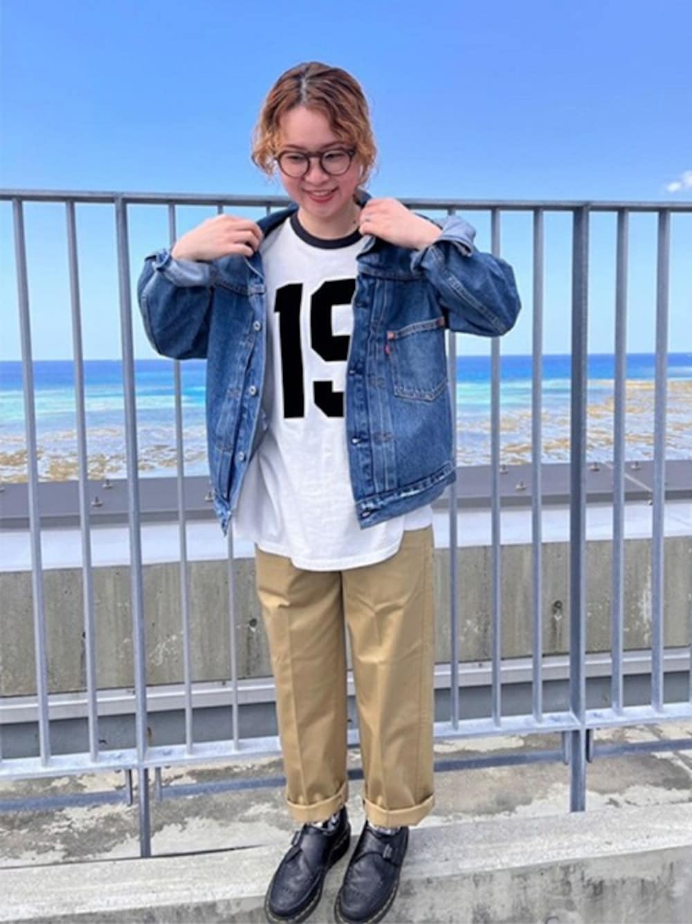 ブルー系のデニムジャケット、その他のTシャツ/カットソー、ベージュ系のチノパンツを着用したレディースの春コーディネートの1枚目の写真