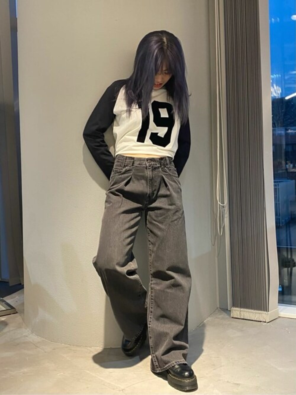 ブラック系のデニムパンツ、その他のTシャツ/カットソーを着用したレディースの春コーディネートの1枚目の写真
