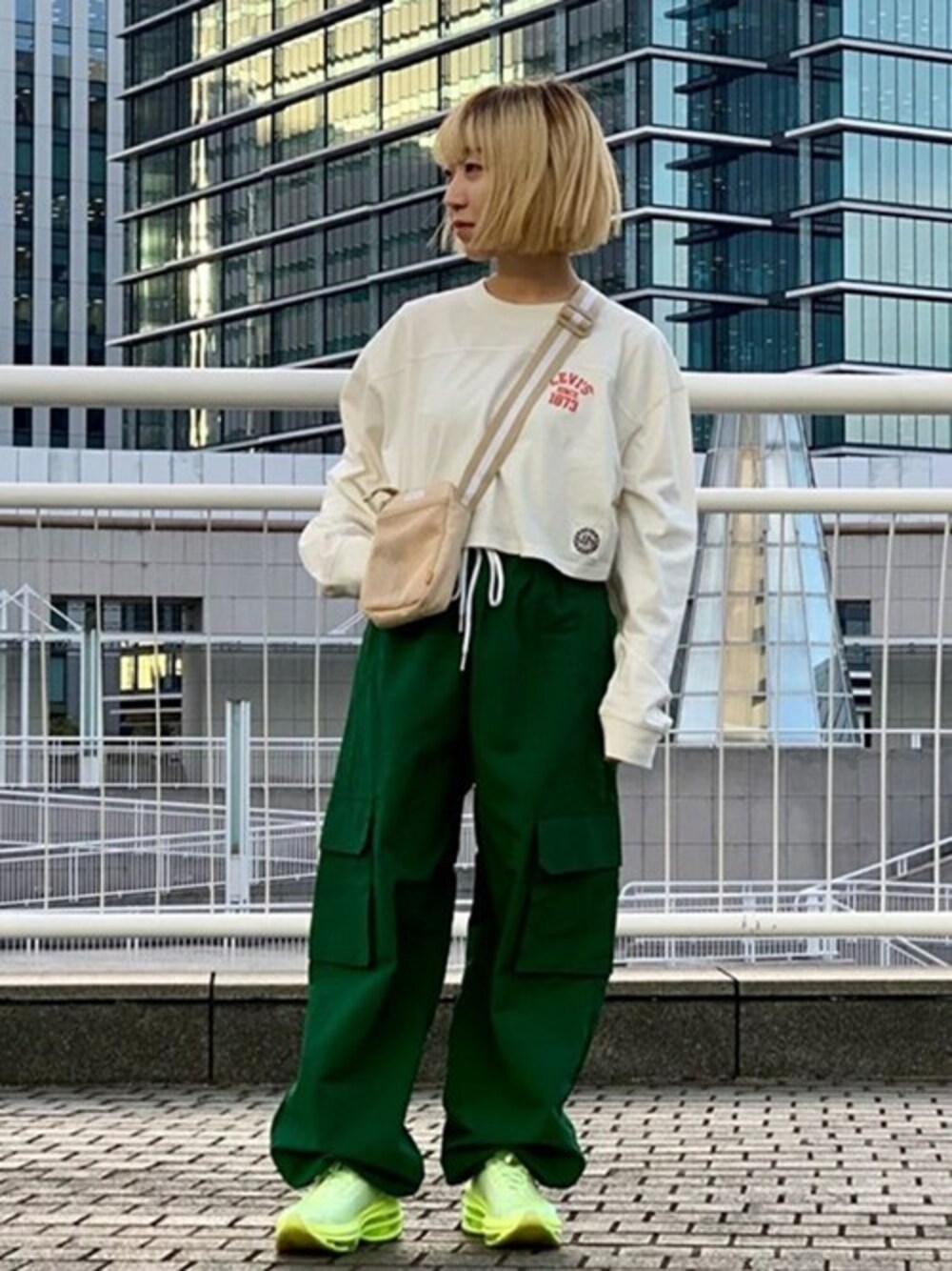 その他のTシャツ/カットソー、グリーン系のカーゴパンツ、その他のメッセンジャーバッグを着用したレディースの春コーディネートの1枚目の写真