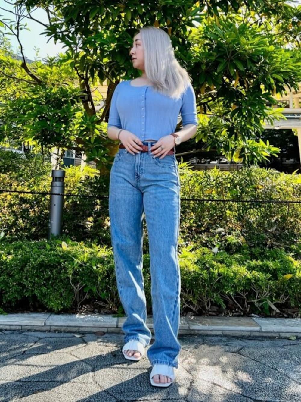 「リーバイス、ハイウエストデニム、ハイウエスト、Levi's、リラックススタイル、夏コーデ」｜「Levi'sのLevi's/リーバイス DRY GOODS カーディガントップス ブルー HYDRANGEA（カーディガン/ボレロ、ブルー系）」を使った、リーバイス STAFF WOMENさん（レディース・157cm）の夏コーディネートの1枚目の写真