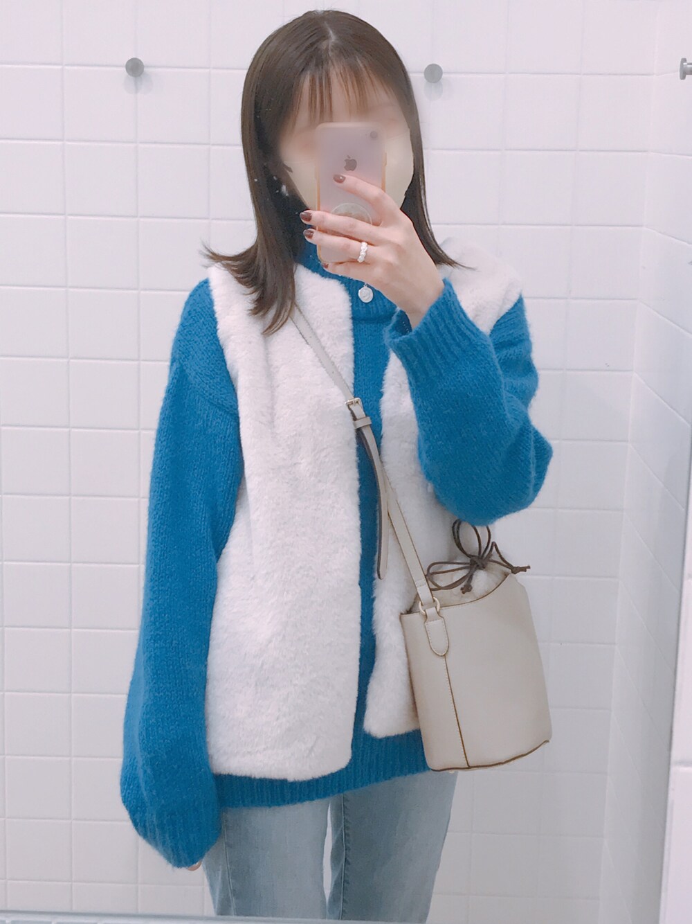「winbyM、ilsolore、Helm、maisonvert、UNIQLO、ユニクロ、しまむら購入品、しまパト、しまむら、プチプラファッション、プチプラコーデ、ブルーニット、青ニット」｜「Helmのアイテム（ベスト、ホワイト系）」を使った、さやかさん（レディース・161cm）の秋コーディネートの1枚目の写真