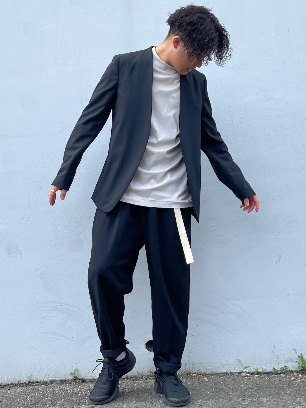 「過去code、休日スタイル、おしゃれさんと繋がりたい、キレイめ、黒コーデ、白Tシャツ、いいね、save、フォローお願いします🤑、セットアップ、セットアップスタイル、スニーカーコーデ、丸メガネ、Maison Margiela、ノーカラージャケット、スラックス、モノトーン」｜「Maison Margielaのアイテム（ノーカラージャケット、ブラック系）」を使った、OZL10さん（メンズ・175cm）の夏コーディネートの1枚目の写真