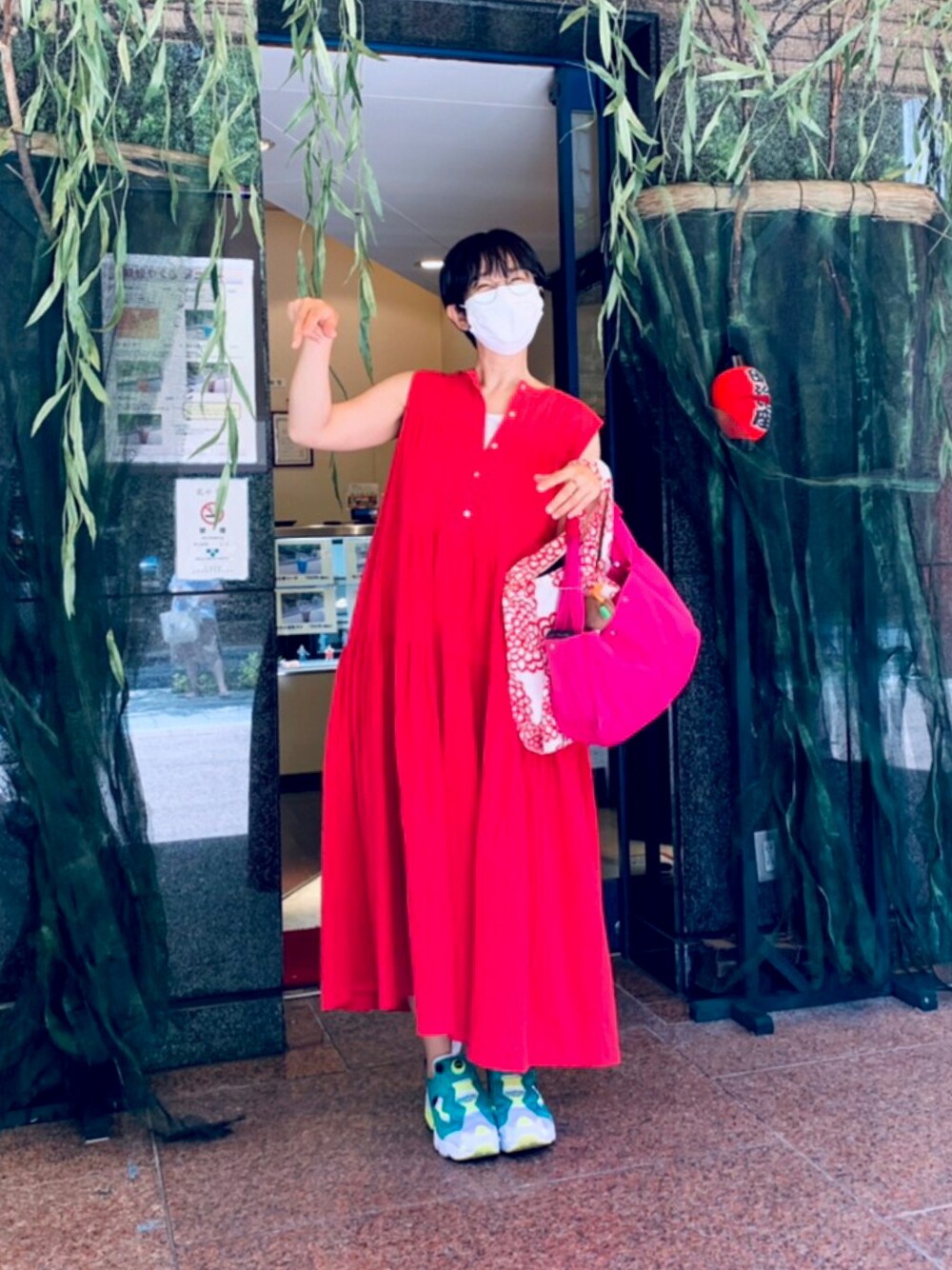 「今日のコーデ、ロングスカート、カラーコーデ、ワンピース、赤、BAG'n'NOUN、INSTA PUMP FURY、ポンプフューリー、スニーカー、エコバッグ」｜「kiviのティアードノースリーブマキシワンピ（ワンピース、レッド系）」を使った、ナオさん（レディース・162cm）の夏コーディネートの1枚目の写真