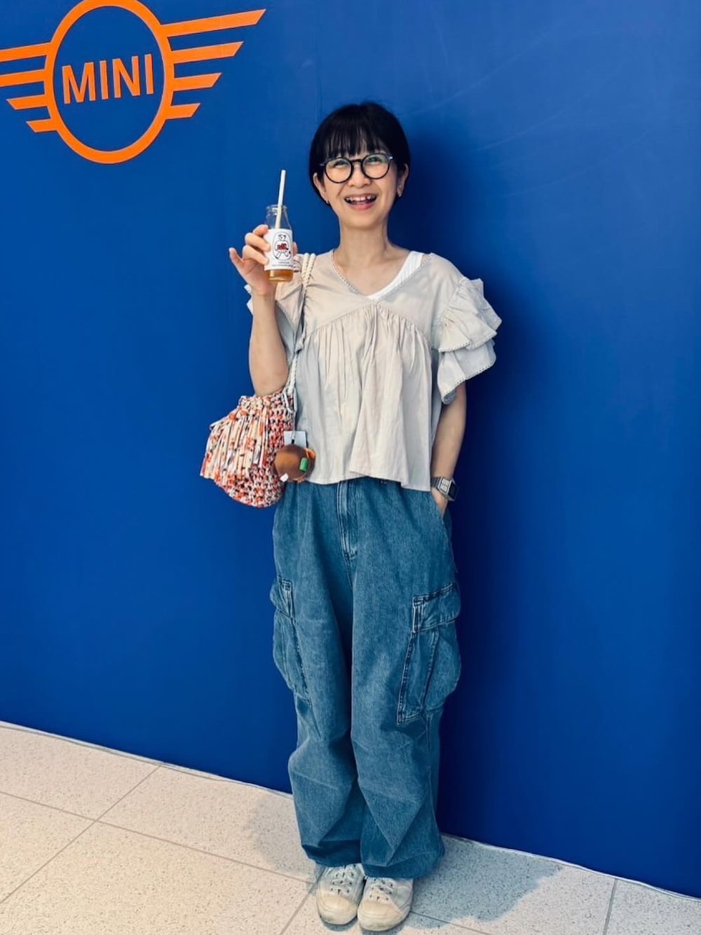 「フリル袖、プチプラ、プチプラコーデ、GU、coca、カジュアルコーデ、ゆるコーデ、ショルダーバッグ、フリルブラウス、ショート丈トップス、50代ファッション、夏コーデ、デニム、カーゴパンツ、メガネ女子」｜「coca（coca）のアイテム（トップス、グレー系）」を使った、ナオさん（レディース・162cm）の夏コーディネートの1枚目の写真
