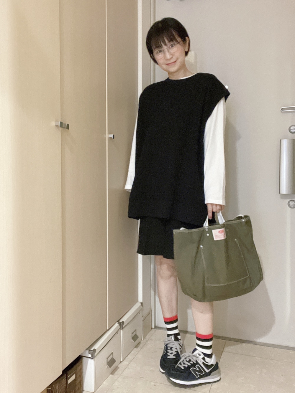 「GUコーデ、GU、ベスト、シンプルコーデ、プチプラコーデ、ラフ、モノトーンコーデ、ボーダー、ボーダーソックス、BAG'n'NOUN、トートバッグ、New Balance、メガネ女子、スニーカー」｜「GUのアイテム（ベスト、ブラック系）」を使った、ナオさん（レディース・162cm）の秋コーディネートの1枚目の写真