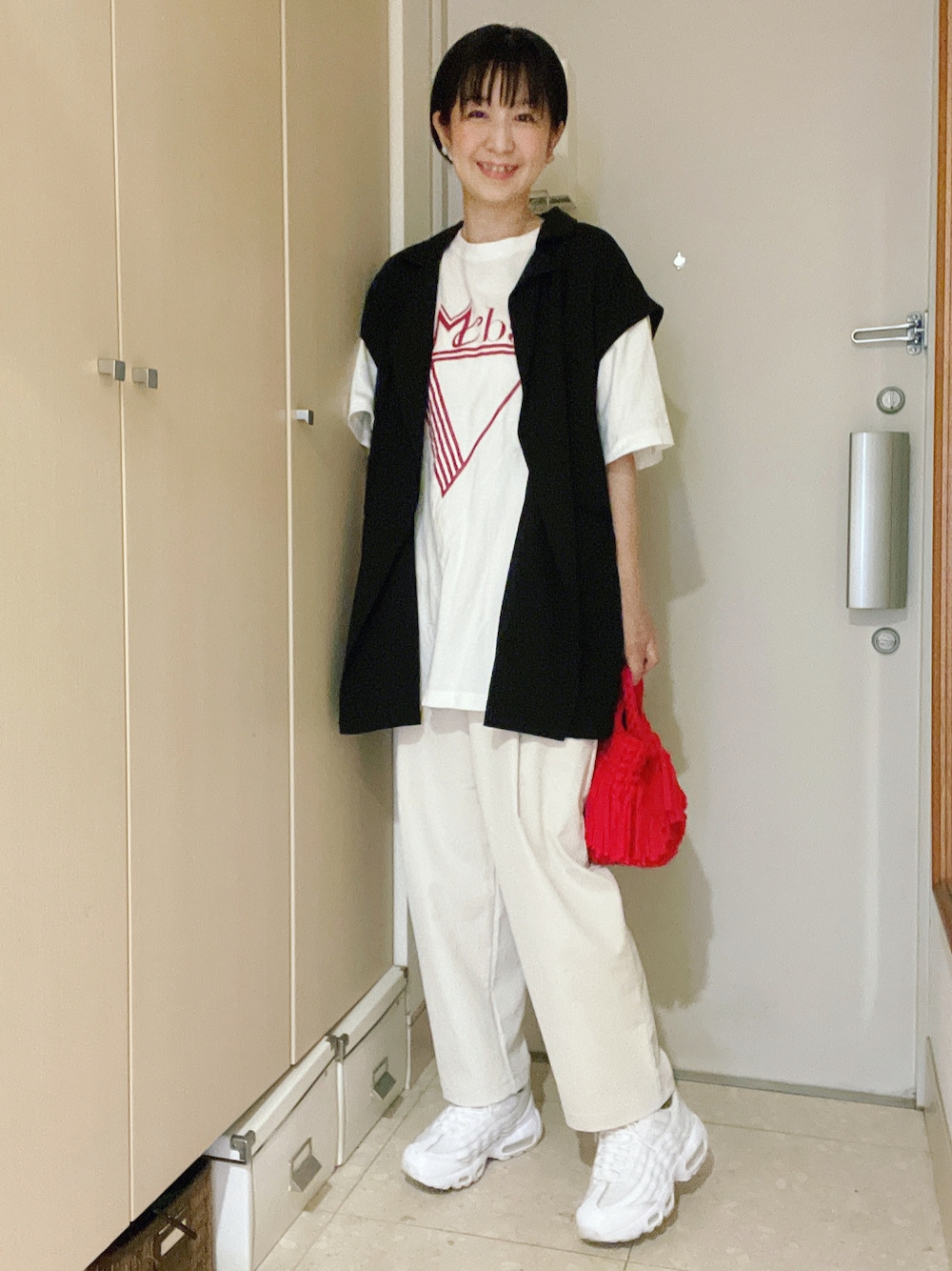 「秋、パンツコーデ、プチプラコーデ、ワイドパンツ、ラフ、秋コーデ、airmax95、エアマックス、AIR MAX、ジレ、無印良品、藤井隆、ハンドメイド」｜「slenderie recordのアイテム（Tシャツ/カットソー、ホワイト系）」を使った、ナオさん（レディース・162cm）の秋コーディネートの1枚目の写真