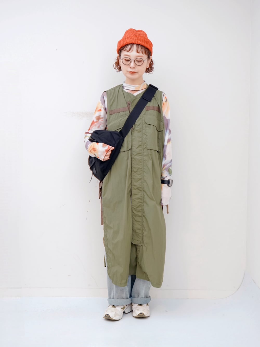 「秋っぽコーデ更新中、シアートップス、タイダイ柄、スニーカー、ミリタリー、カジュアル」｜「RACALのSummer Paper Knit Roll Watch / サマー和紙ニットロールワッチ（ニットキャップ/ビーニー、オレンジ系）」を使った、よちさん（レディース・158cm）の秋コーディネートの1枚目の写真