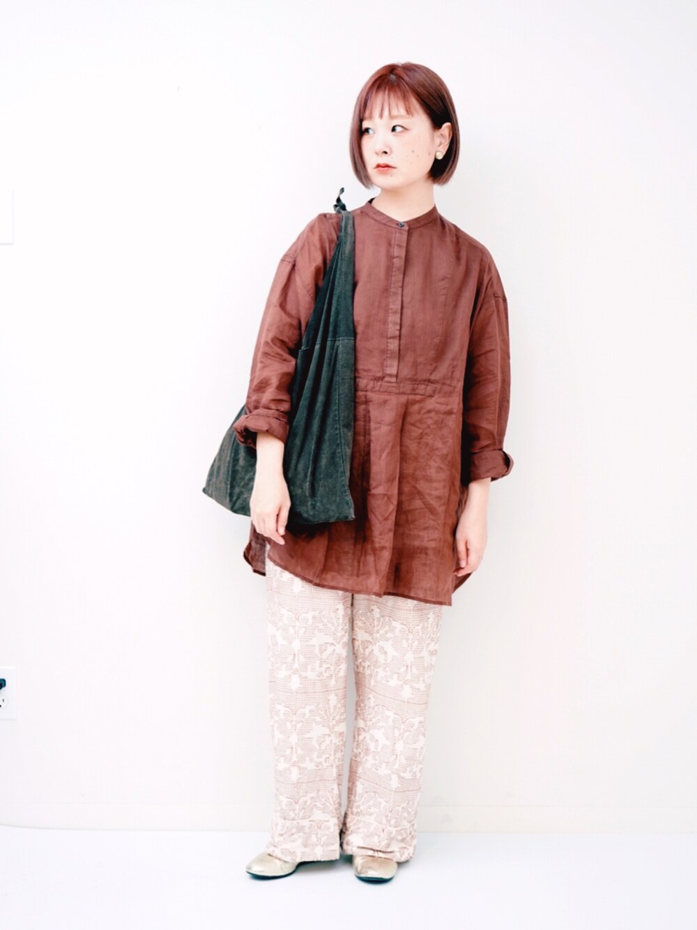 「秋服、柄パンツ、美容室、バンドカラーシャツ、バレエシューズ」｜「RNA-NのB2618 シアーシャツブラウス（シャツ/ブラウス、ブラウン系）」を使った、よちさん（レディース・157cm）の秋コーディネートの1枚目の写真