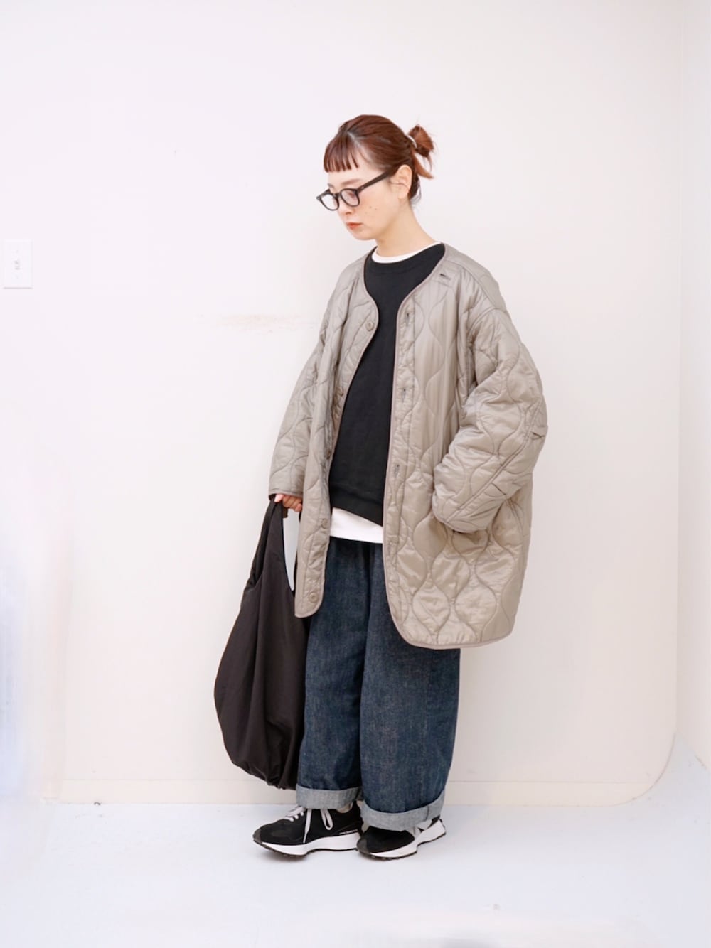 「シンプルスタイル、メガネ女子、ライナーコート、キルティングジャケット、デニム」｜「FREAK'S STOREの▽【WEB限定】ヘビーウェイト裏起毛クルーネックスウェット(トレーナー)（スウェット、ブラック系）」を使った、よちさん（レディース・157cm）の秋コーディネートの1枚目の写真