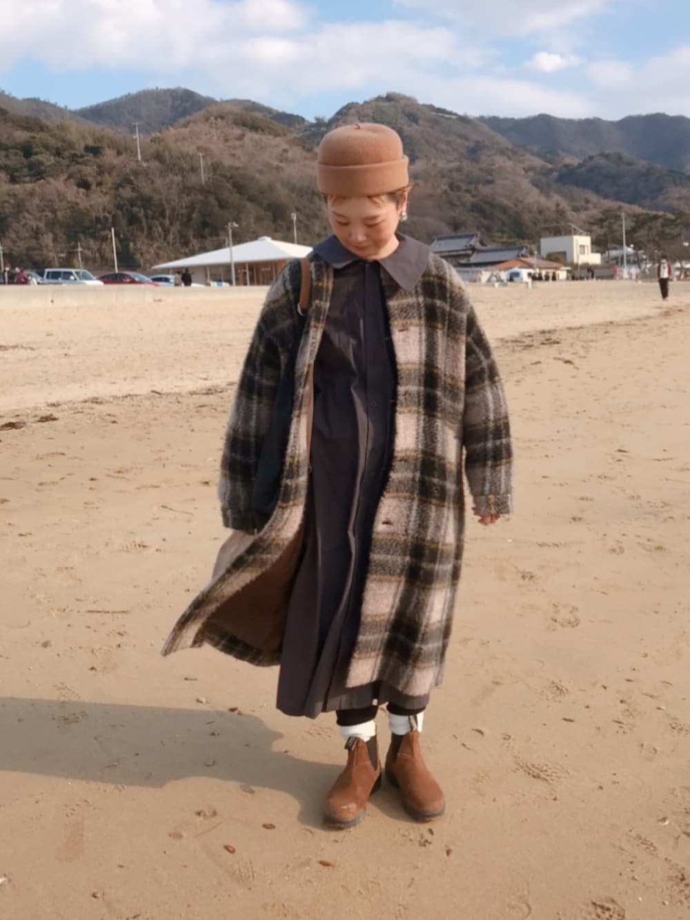 BEAMS BOY / スライバー タータンチェック ノーカラー コートを