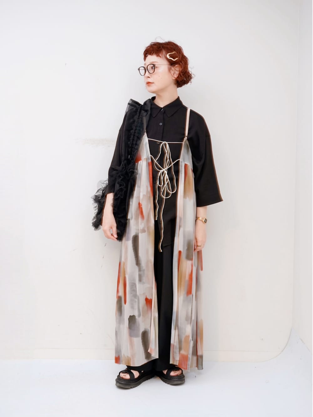 オレンジ系のワンピース、ブラック系のシャツ/ブラウス、ブラック系のその他パンツを着用したレディースの秋コーディネートの1枚目の写真