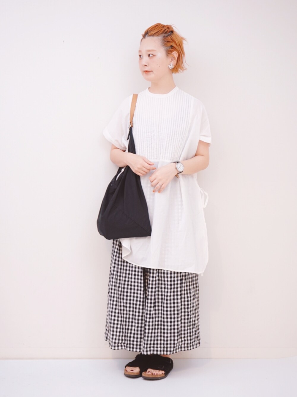 ブラック系のトートバッグ、ホワイト系のシャツ/ブラウス、ブラック系のサンダルを着用したレディースの夏コーディネートの1枚目の写真