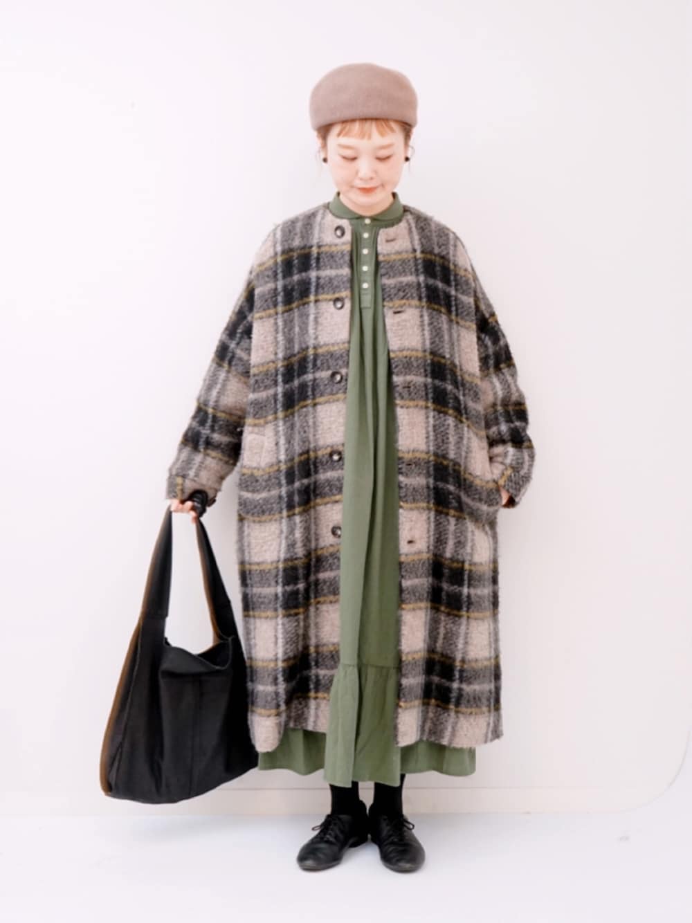 「チェックコート、ワンピース、ベレー帽、クラシカル」｜「BEAMS BOYのBEAMS BOY / スライバー タータンチェック ノーカラー コート（ノーカラーコート、ベージュ系）」を使った、よちさん（レディース・157cm）の冬コーディネートの1枚目の写真