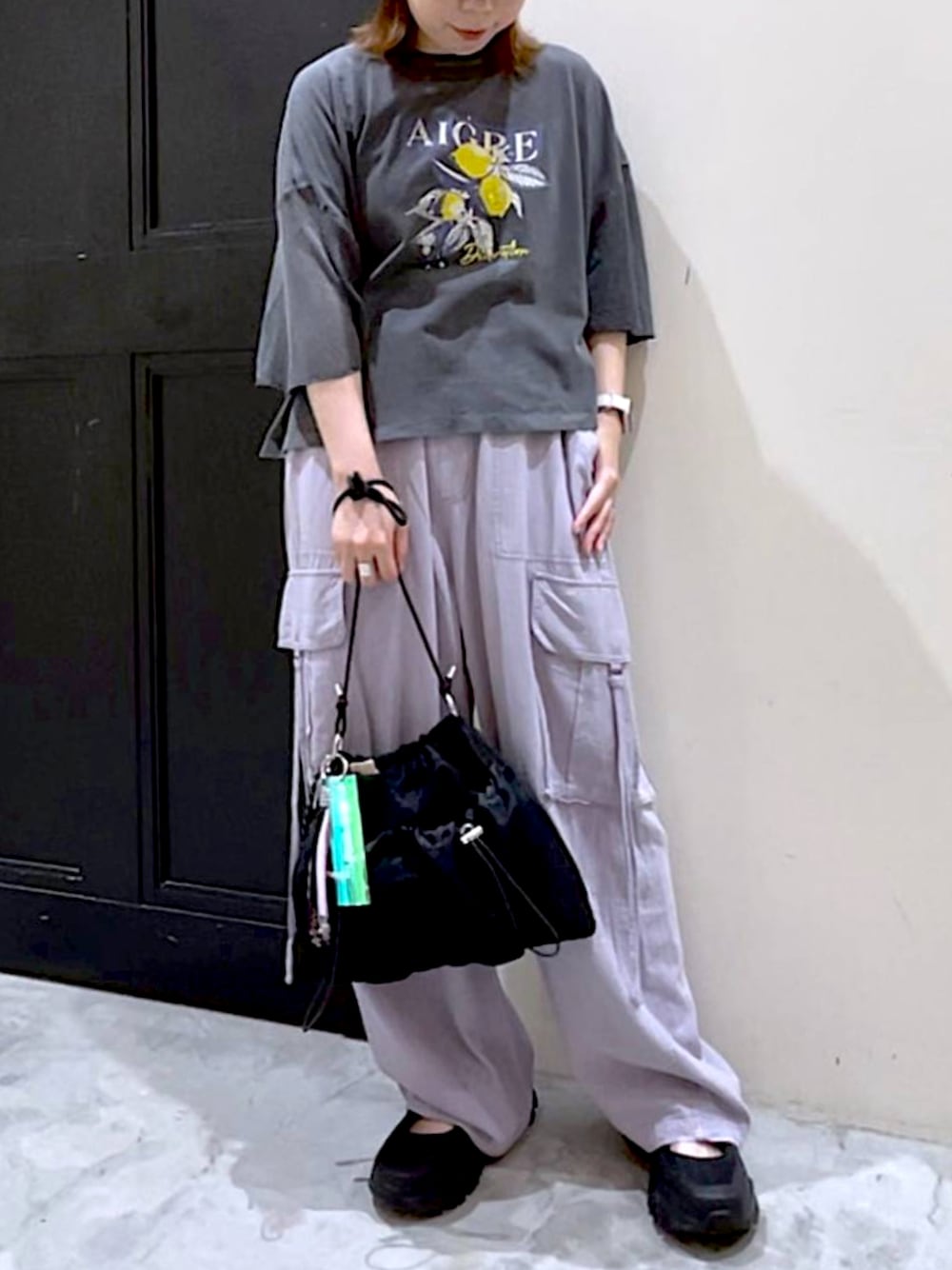 「カーゴパンツ、Tシャツ、メッシュ、スニーカー、カラーパンツ」｜「niko and...の袖フレアメッシュプリントTシャツ（Tシャツ/カットソー、グレー系）」を使った、minaさん（骨格ウェーブ・レディース・152cm）の秋コーディネートの1枚目の写真
