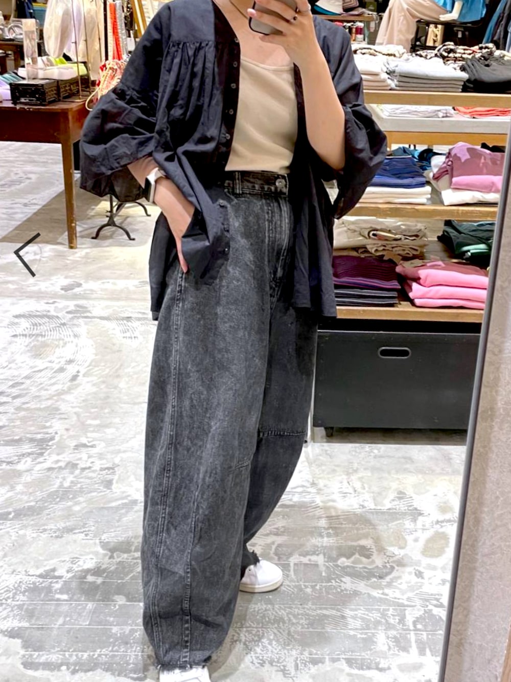 「デニム、ブラックコーデ、モノトーンコーデ、niko and ...、ブラウス、夏コーデ」｜「niko and...のアイテム（シャツ/ブラウス、ブラック系）」を使った、minaさん（骨格ウェーブ・レディース・152cm）の秋コーディネートの1枚目の写真