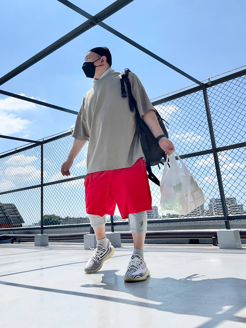 「スポーツミックス、ストリートコーデ、夏服コーデ、夏服、初老のコーデ、おっさん、じじー、50代ファッション、大人カジュアル、大人コーデ、シンプルコーデ、シンプル」｜「Fear of God Los Angelesのアイテム（Tシャツ/カットソー、ベージュ系）」を使った、つーるはーさん（メンズ・166cm）の夏コーディネートの1枚目の写真