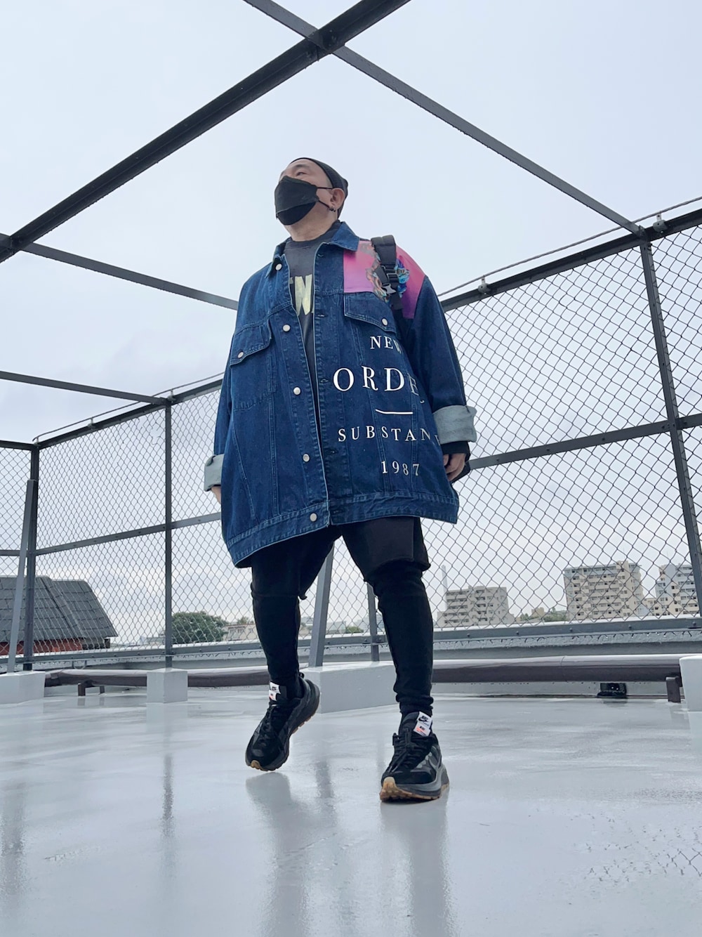 ブルー系のシャツ/ブラウス、ブラック系のその他パンツ、ブラック系のスニーカーを着用したメンズの秋コーディネートの1枚目の写真