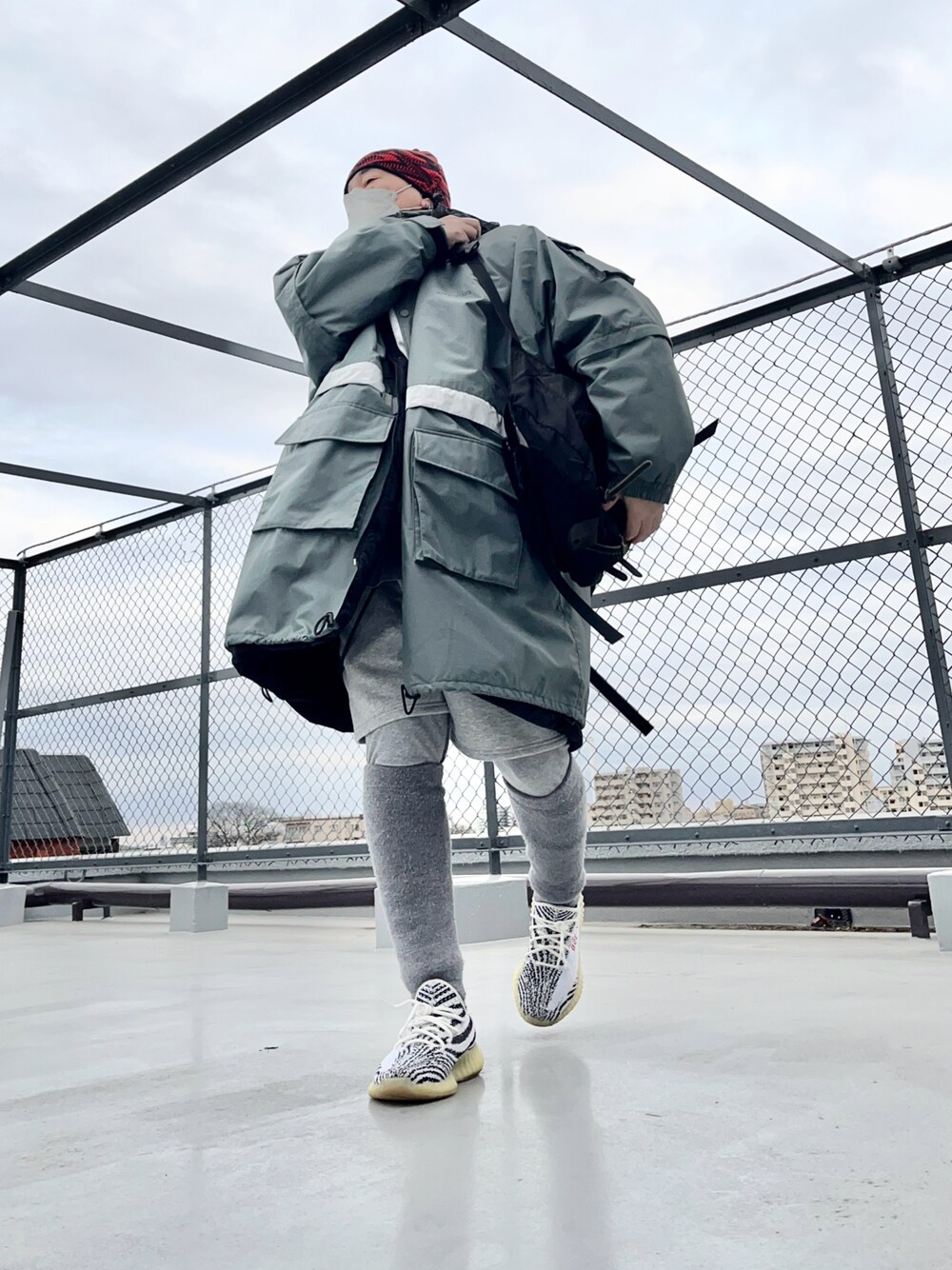 BALENCIAGAのナイロンジャケット（グレー系）を使った人気ファッション