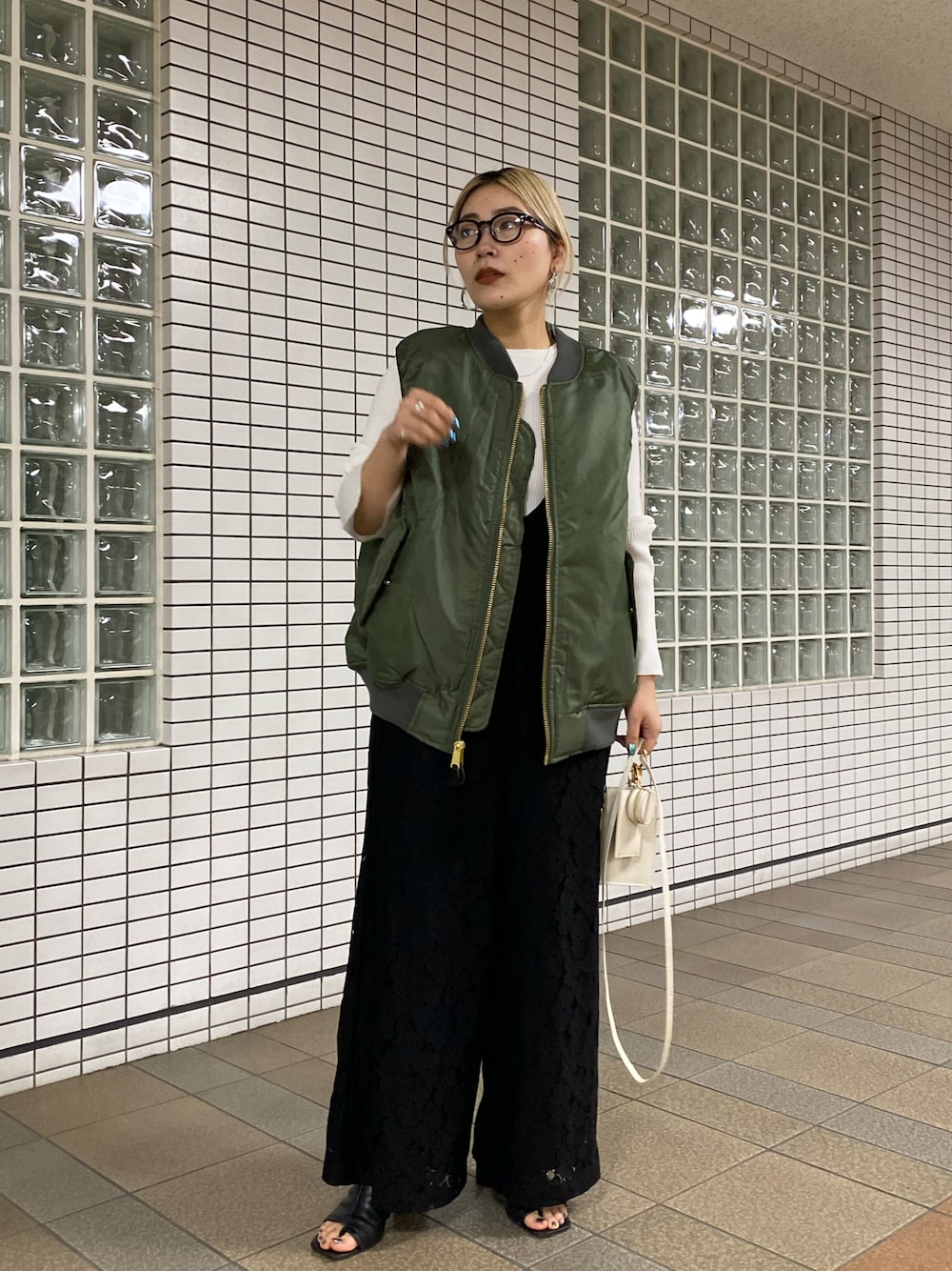 「春コーデ、おでかけコーデ、春先取り、レース、ベスト、レイヤードスタイル、MA-1、メガネ女子、サロペット、リブニット、カーディガン、パンツスタイル、大人コーデ、シンプルスタイル、カジュアルコーデ」｜「CAPRICIEUX LE'MAGEのサンダルブーツ（サンダル、ブラック系）」を使った、yabu_lemageさん（レディース・162cm）の冬コーディネートの1枚目の写真