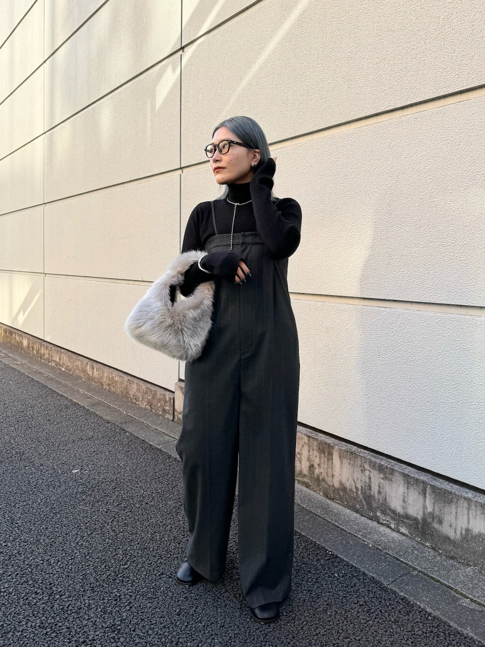 「大人カジュアル、お出かけコーデ、冬のコーデ、パンツスタイル、大人コーデ、ファーバッグ、きれいめカジュアル、クリスマスに着たい服、休日コーデ、クリスマスコーデ、高身長女子、グレー、サロペット、オールインワン、メガネ女子」｜「CAPRICIEUX LE'MAGEの〈LE VERNIS/ル・ベルニ〉エコファーバッグ（ハンドバッグ、グレー系）」を使った、yabu_lemageさん（レディース・162cm）の冬コーディネートの1枚目の写真