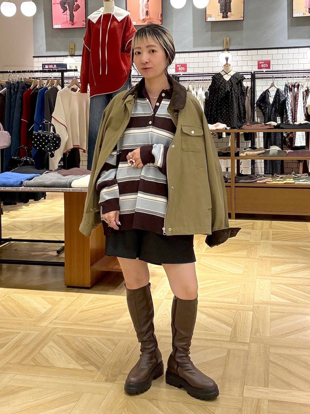 グレー系のその他パンツ、ブラウン系のその他アウター、ブラウン系のニット/セーターを着用したレディースの秋コーディネートの1枚目の写真