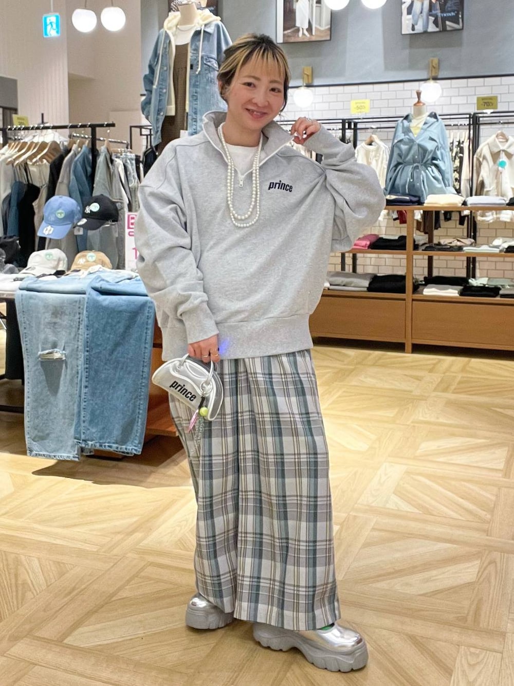 「ママコーデ、ローリーズスタイル_LOWRYS FARM、骨格ストレート、低身長、LOWRYS FARM」｜「LOWRYS FARMのパールタレンネックレス　249411（ネックレス、ベージュ系）」を使った、MIKUさん（レディース・150cm）の冬コーディネートの1枚目の写真
