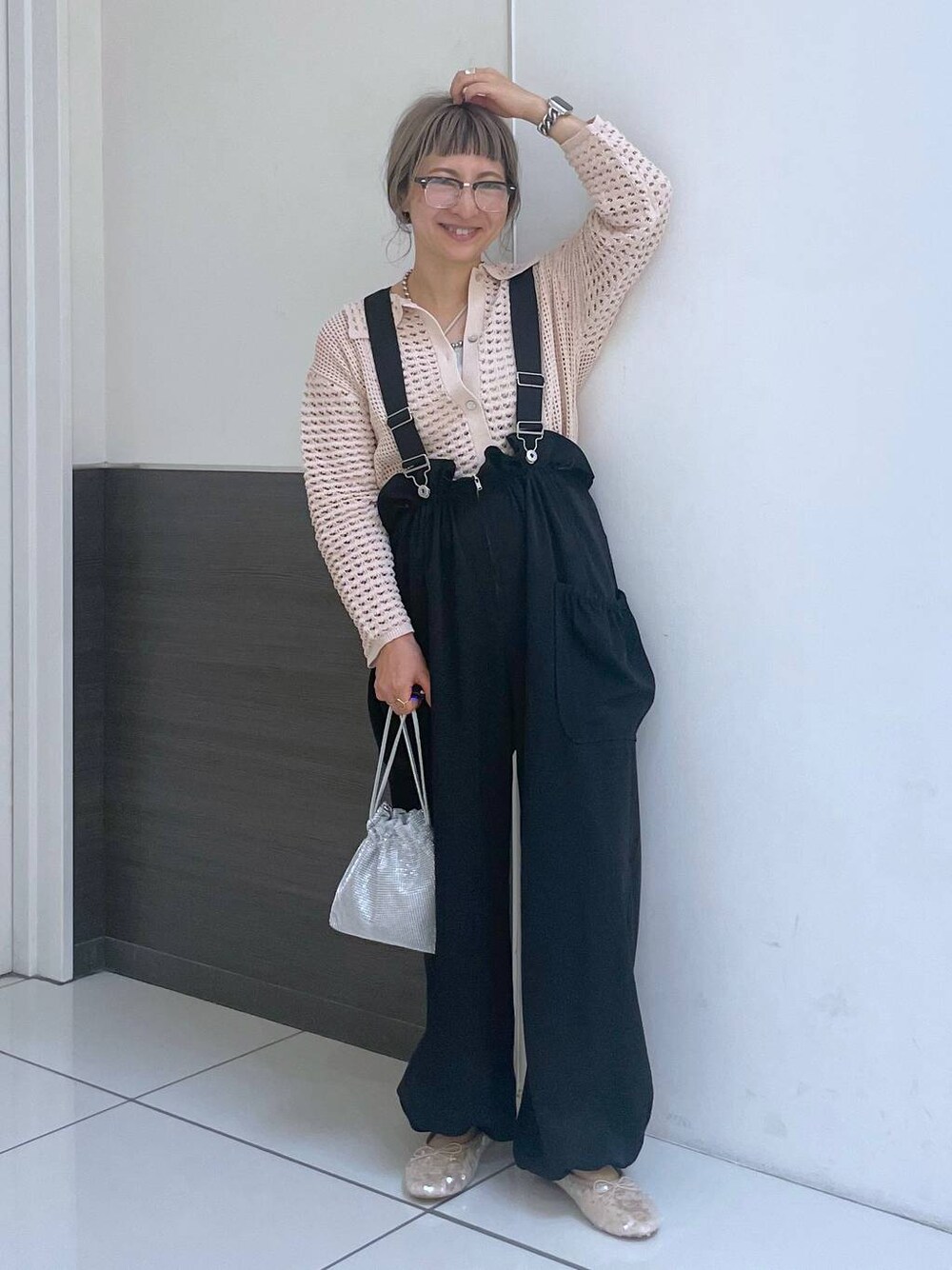 ブラック系のワンピース、ホワイト系のバレエシューズ、シルバー系のショルダーバッグを着用したレディースの秋コーディネートの1枚目の写真