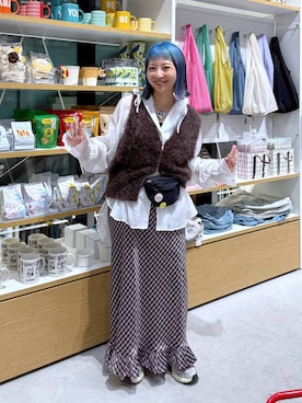 「LOWRYS FARM（ローリーズファーム）のフリルフードシャツ　579513（シャツ/ブラウス、ホワイト系）」を使った、MIKUさん（レディース・150cm）の秋コーディネート