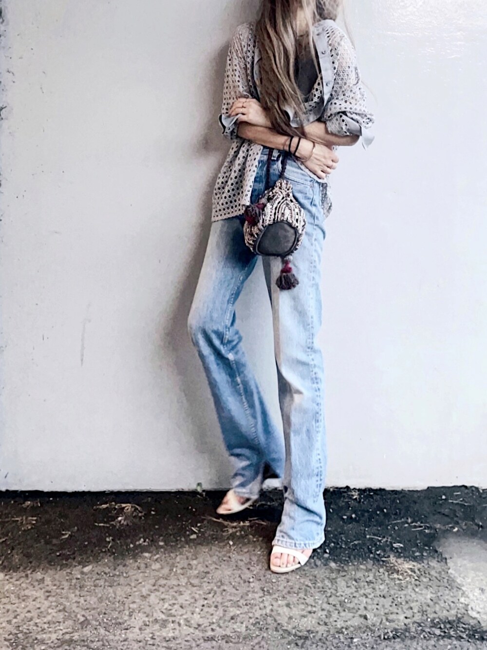 グレー系のシャツ/ブラウス、グレー系のトップス、ホワイト系のシューズを着用したレディースの夏コーディネートの1枚目の写真