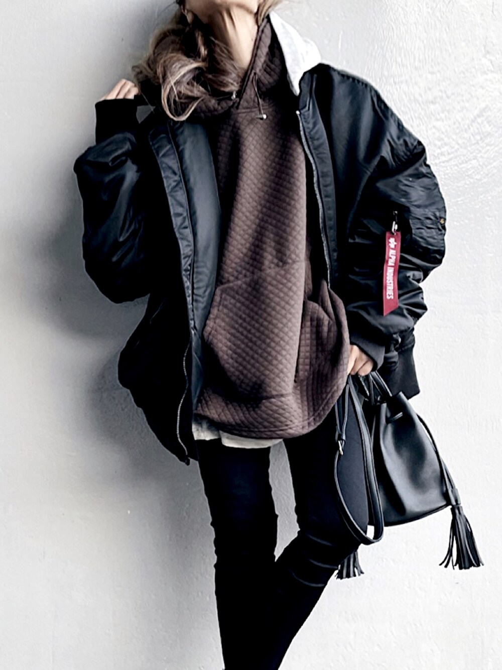 「グレイル、GRL、alpha、alphaindustries、MA-1、オーバーサイズ、ビッグシルエット、あったかコーデ、冬コーデ、巾着バッグ」｜「GRLのキルティングビッグパーカー（パーカー、ブラウン系）」を使った、Lilyさん（レディース・160cm）の冬コーディネートの1枚目の写真