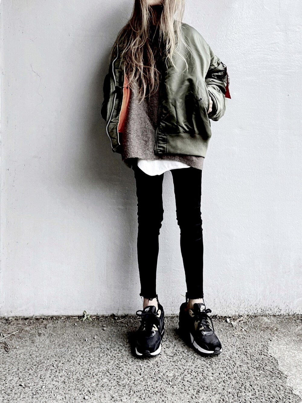 「ビッグシルエット、オーバーサイズ、MA-1、スニーカーコーデ、スキニーデニム、alpha、alphaindustries、グレイル、GRL」｜「GRLのUSコットンラウンドヘムオーバーサイズロンT（Tシャツ/カットソー、ホワイト系）」を使った、Lilyさん（レディース・160cm）の冬コーディネートの1枚目の写真