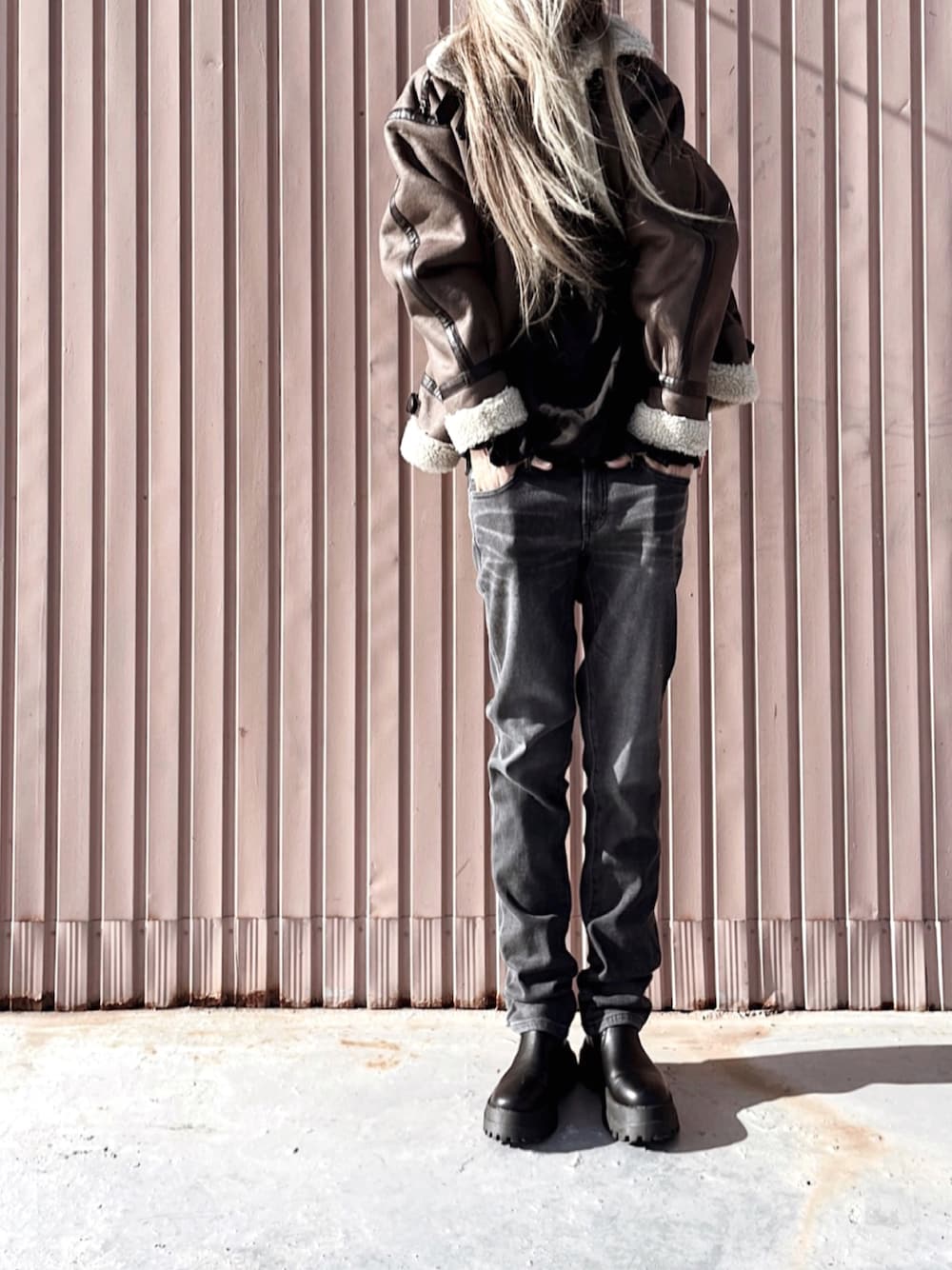 「alpha、alphaindustries、SOMETHING、グレイル、GRL、大人カジュアル、冬コーデ」｜「ALPHAのB-3フェイクムートン オーバーサイズ（ムートンコート、ブラウン系）」を使った、Lilyさん（レディース・160cm）の秋コーディネートの1枚目の写真