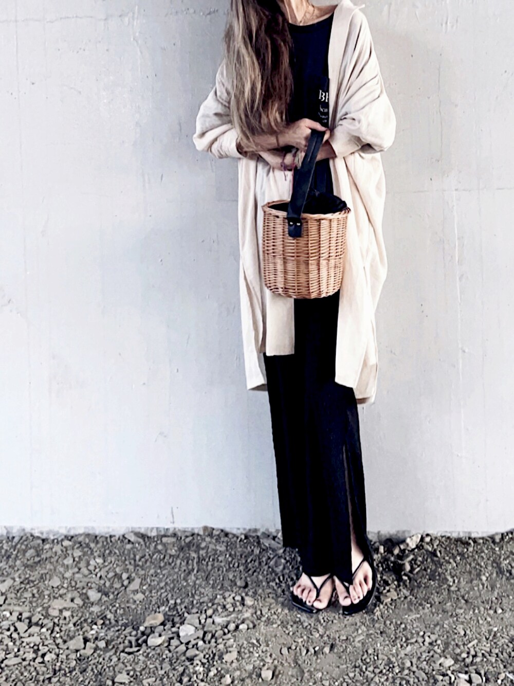 ベージュ系のシャツ/ブラウス、ブラック系のスカート、ブラウン系のバッグを着用したレディースの夏コーディネートの1枚目の写真