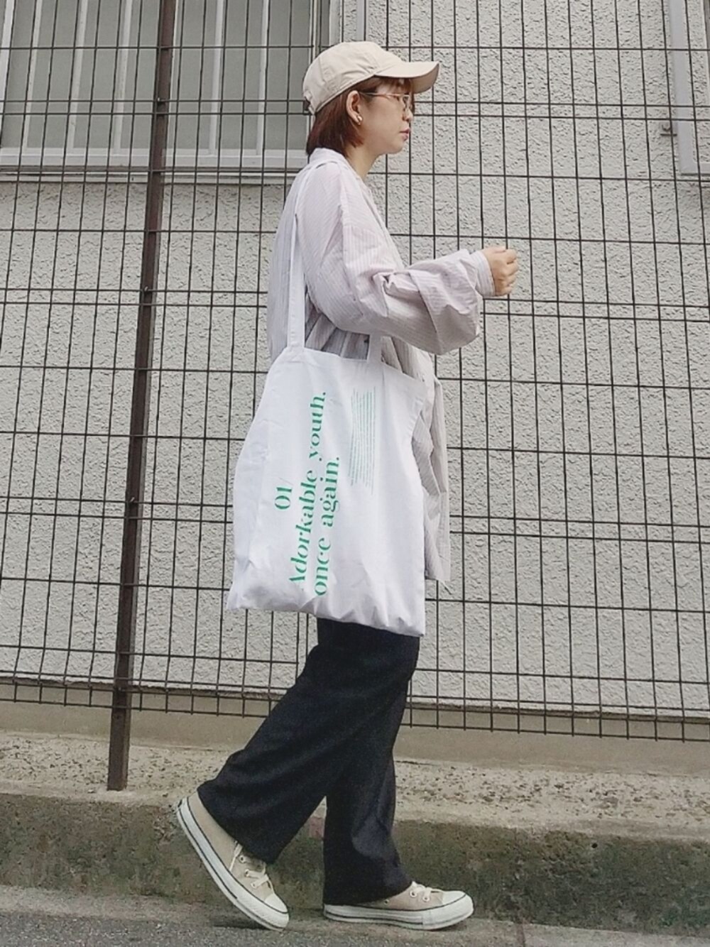 ベージュ系のシャツ/ブラウス、ブラック系のスラックス、ホワイト系のエコバッグ/サブバッグを着用したレディースの秋コーディネートの1枚目の写真