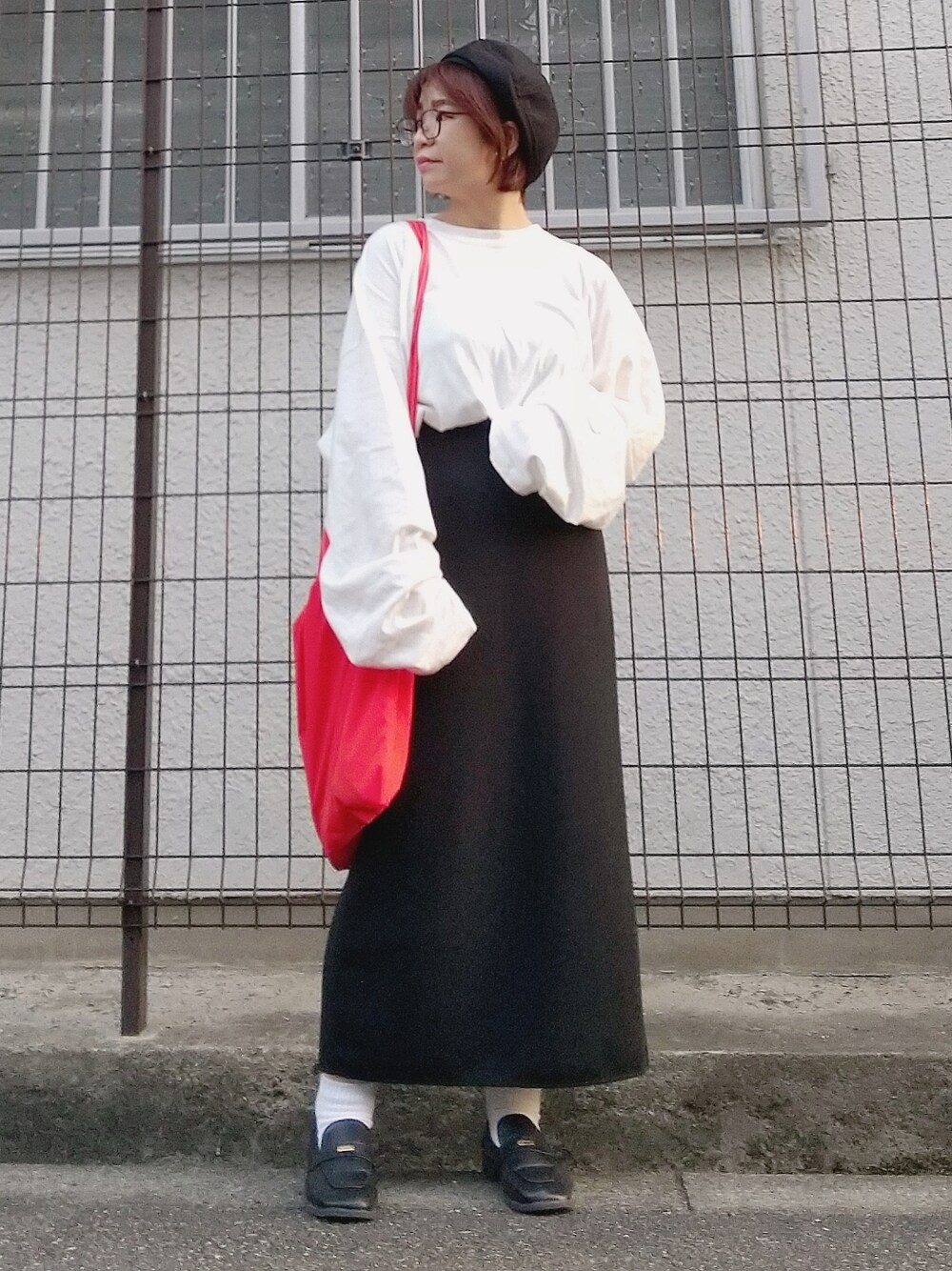 「休日スタイル、ビッグシルエット、ベレー帽、ロングスカート、UNIQLO、ローファー、メガネ女子、ロンT、タックイン、タイトスカート、ゆるコーデ、カジュアルコーデ、低身長、シンプルコーデ、ショルダーバッグ」｜「polcadotのリネンライクベレー（ハンチング/ベレー帽、ブラック系）」を使った、yakkoさん（レディース・152cm）の秋コーディネートの1枚目の写真