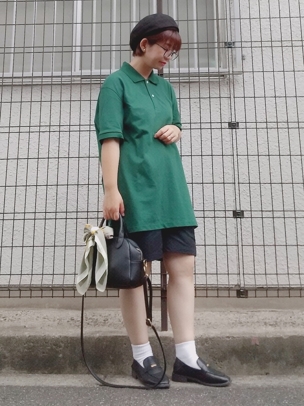 「ポロシャツ、ユニクロ、UNIQLO、ハーフパンツ、ローファー、ボストンバッグ、ベレー帽、メガネ女子、グリーン、オーバーサイズ、低身長、シンプルコーデ、カジュアルコーデ、ママコーデ、休日スタイル」｜「UNIQLOのアイテム（ポロシャツ、グリーン系）」を使った、yakkoさん（レディース・152cm）の夏コーディネートの1枚目の写真