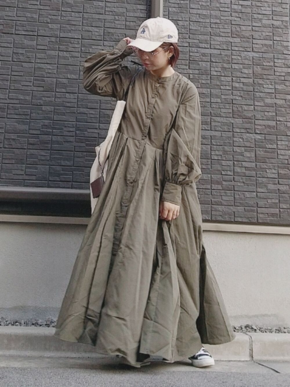 「だから秋服が好き、ワンピース、ECRIRE、カーキ、キャップ、トートバッグ、コンバース、秋コーデ、シンプル、低身長、メガネ女子、大人カジュアル、秋トレンド2021」｜「ECRIREの【yun_wearコラボ】ボリュームスリーブサーキュラーフレアロング丈ワンピース（シャツワンピース、グリーン系）」を使った、yakkoさん（レディース・152cm）の秋コーディネートの1枚目の写真