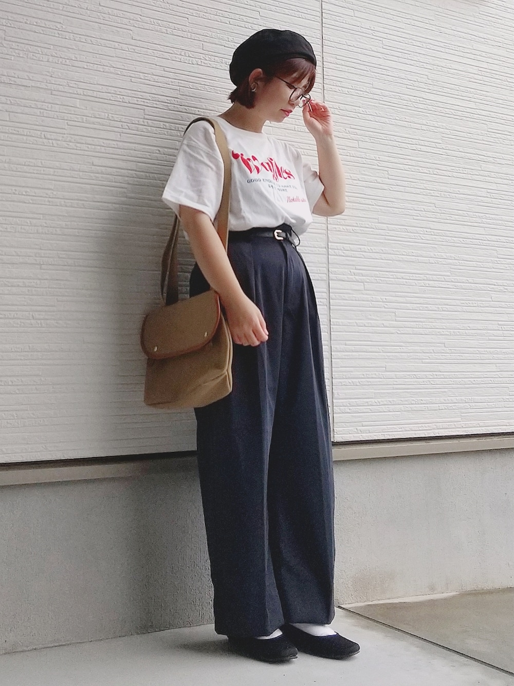 「大人カジュアル、ベレー帽、ロゴT、スラックス、タックイン、メンズライク、ショルダーバッグ、スクエアトゥ、バレエシューズ、メガネ女子、低身長、ウエストマーク、カジュアルコーデ、シンプルコーデ、夏コーデ」｜「FREAK'S STOREのRESTAURANTロゴTシャツ（Tシャツ/カットソー、ホワイト系）」を使った、yakkoさん（レディース・152cm）の夏コーディネートの1枚目の写真