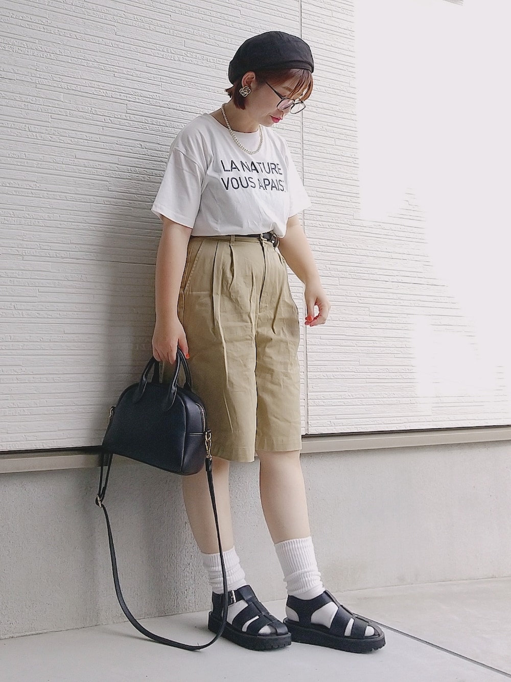 「夏コーデ、大人カジュアル、ハーフパンツ、ロゴT、グルカサンダル、サンダルに靴下、ボストンバッグ、ベレー帽、シンプルコーデ、タックイン、ウエストマーク、メガネ女子、カジュアルコーデ、低身長、ママコーデ」｜「polcadotのリネンライクベレー（ハンチング/ベレー帽、ブラック系）」を使った、yakkoさん（レディース・152cm）の夏コーディネートの1枚目の写真
