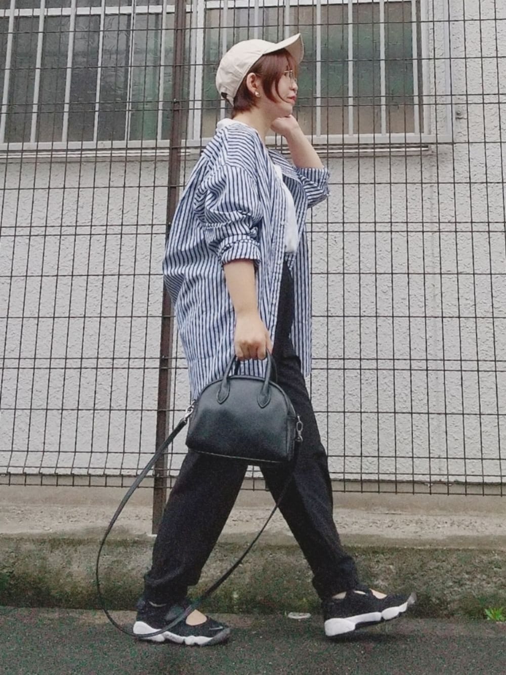 ブルー系のシャツ/ブラウス、ホワイト系のタンクトップ、ブラック系のその他パンツを着用したレディースの夏コーディネートの1枚目の写真