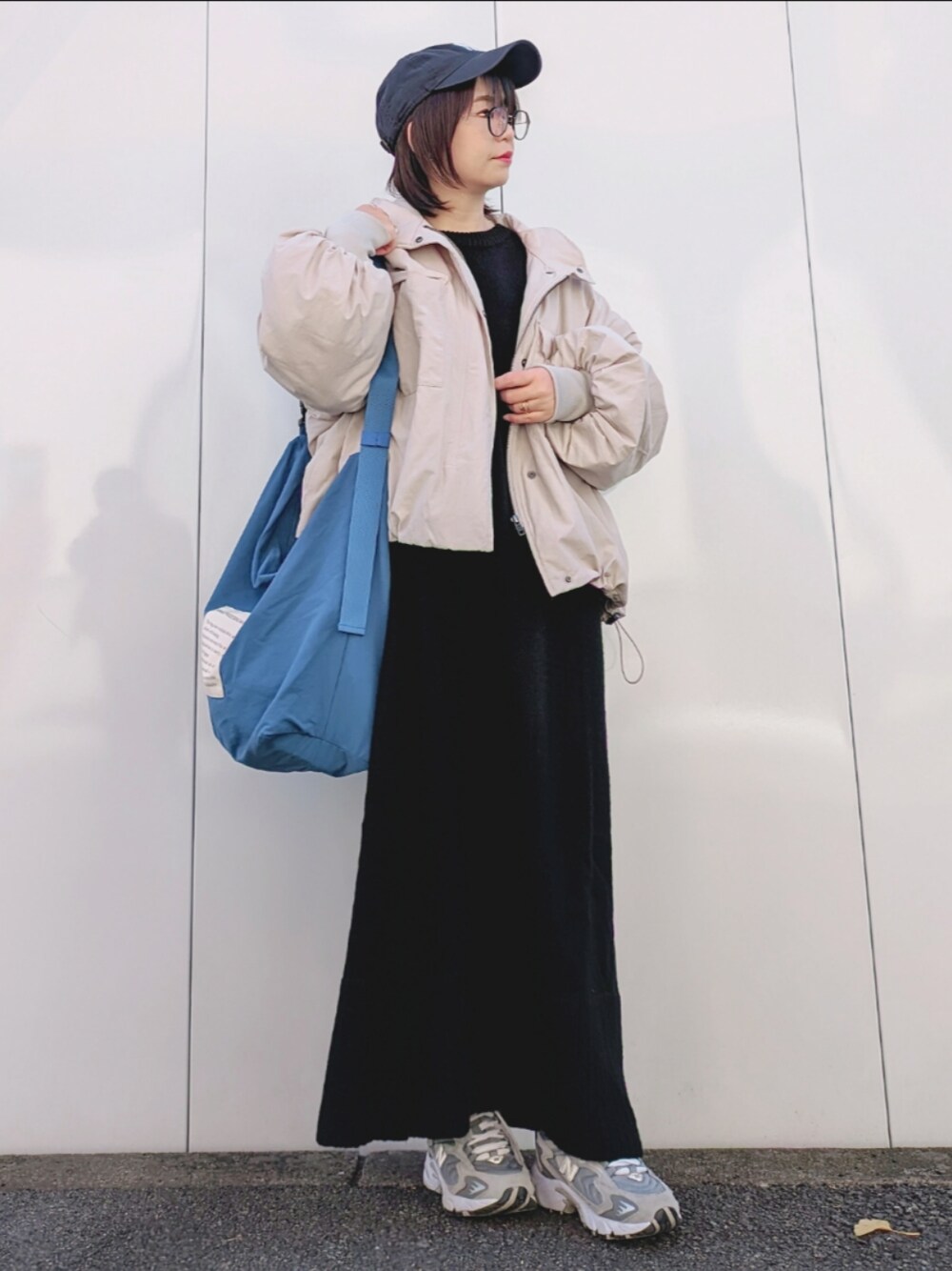 「GeeRA、ジーラ、ニットワンピース、ワンピース、新星WEARISTAにエントリー、ゆるコーデ、大人カジュアル、キャップ、ショルダーバッグ、スニーカー、New Balance、秋冬コーデ、メガネ女子、シンプルコーデ、低身長」｜「GeeRAのゆるシルエットニットマキシワンピース（ワンピース、ブラック系）」を使った、yakkoさん（レディース・152cm）の冬コーディネートの1枚目の写真