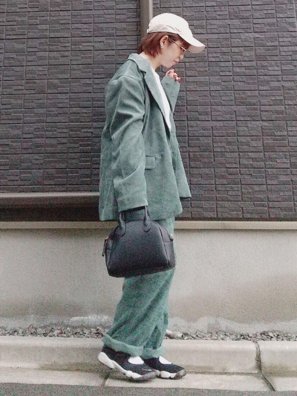 グリーン系のテーラードジャケット、グリーン系のその他パンツ、ブラック系のトートバッグを着用したレディースの秋コーディネートの1枚目の写真