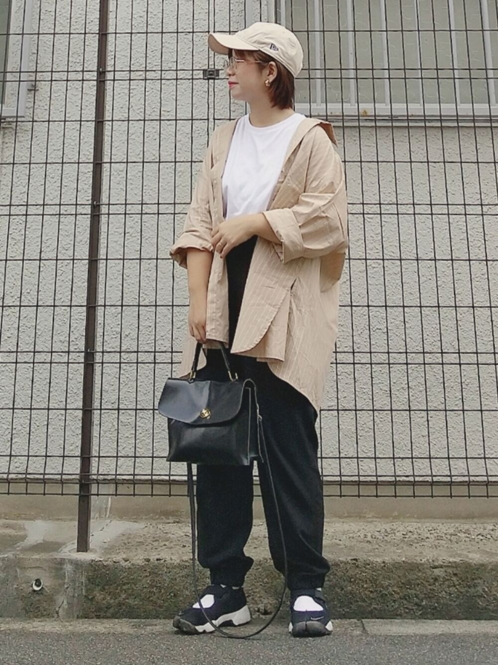 ベージュ系のシャツ/ブラウス、ブラック系のその他パンツ、ホワイト系のTシャツ/カットソーを着用したレディースの夏コーディネートの1枚目の写真