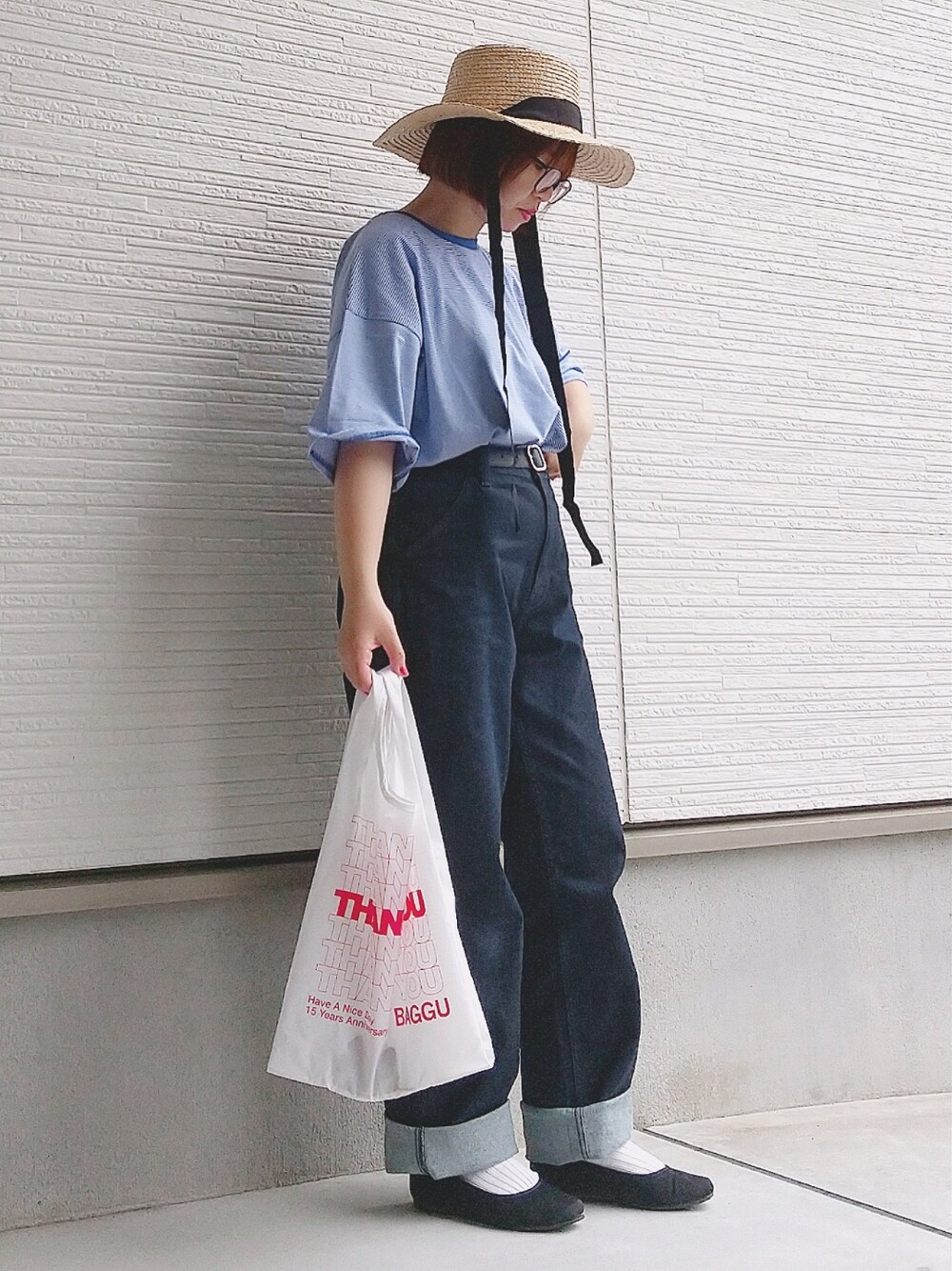 ブルー系のTシャツ/カットソー、ブルー系のデニムパンツ、ホワイト系のハンドバッグを着用したレディースの夏コーディネートの1枚目の写真